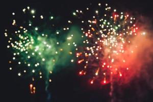 Feuerwerk am neuen Jahr und Kopienraum abstrakten Feiertagshintergrund. buntes Feuerwerk auf Dämmerungshintergrund mit freiem Platz für Text. Neujahr foto