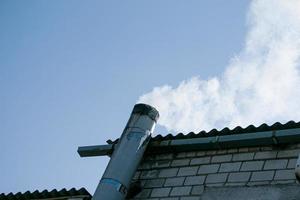 Rauch aus dem Schornstein einer Chemiefabrik gegen den blauen Himmel. das Problem der Umweltverschmutzung. Ökologie-Konzept foto