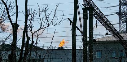 Rauch aus dem Schornstein einer Chemiefabrik gegen den blauen Himmel. das Problem der Umweltverschmutzung. Ökologie-Konzept foto