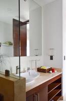 geräumiges Badezimmer in Grautönen mit Fußbodenheizung, freistehender Badewanne. foto