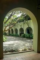 Kolonialarchitektur, von Vegetation umgebene Bögen, Licht- und Schattenspiele im Raum, natürliche Materialien foto