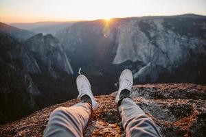 Füße mit Blick auf Yosemite Valley foto