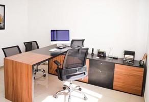 moderner Designer-Schreibtisch für Büro-, Geschäfts- und Kreativräume, Holzschreibtisch in schwarzer Farbe mit Schubladen. foto