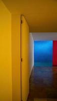 innenraum des gilardi-hauses des berühmten architekten luis barragan, lichtreflektierender pool, blaue wand und rote säule, mexiko foto