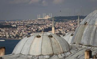 Süleymaniye-Badedächer und Camlica-Moschee in Istanbul, Türkei foto