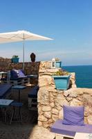 Restaurant mit Sommerterrasse und Meerblick. vertikales Bild. foto