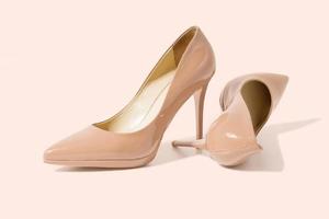 Frau Schuhe. High Heels Nahaufnahme. Ansicht von oben. Damenmode. Damen Accessoires. girly lässiger formaler schuh isoliert. rosa Hintergrund. Schuhe auf dem Boden. kopierraum, modell. selektiver fokus der flachen lage foto