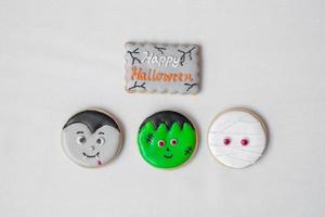 Halloween lustige Cookies auf weißem Hintergrund. Trick oder Bedrohung, frohes Halloween, hallo Oktober, Herbstherbst, festlich, Party- und Urlaubskonzept foto