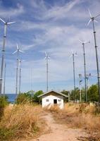 Windkraftanlage, die Strom auf Hügel erzeugt foto