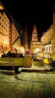 Baustelle bei Nacht, schwere Maschinen, Bagger, Grader, Straßenwalze, im Hintergrund eine Kirche foto