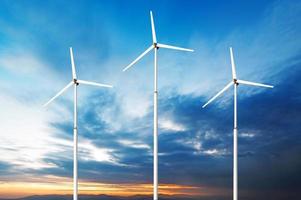 grünes erneuerbares Energiekonzept - Windgeneratorturbinen am Himmel