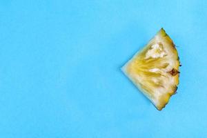minimale gesunde ananas in scheiben geschnitten auf blauem tisch. foto