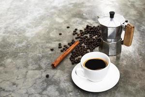 Kaffee- und Mokkatopf auf Draufsicht des Steinhintergrundes. foto