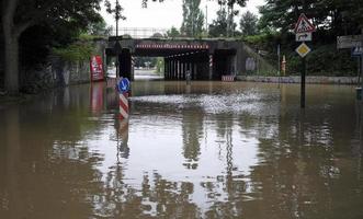 düsseldorf, deutschland, 2021 - extremes wetter - überflutete straßenzone in düsseldorf, deutschland foto