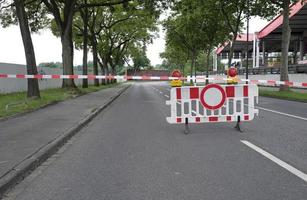 extremes wetter - abgesperrte straße nach den überschwemmungen in düsseldorf, deutschland foto