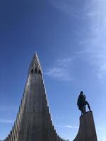 Die hallgrimskirkja-Kirche ist das Wahrzeichen von Reykjavik und ihr Turm ist von fast überall in der Stadt zu sehen. foto