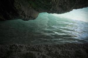 Klippen und Wasser in der Höhle am Strand von Myrtos auf der Insel Kefalonia foto