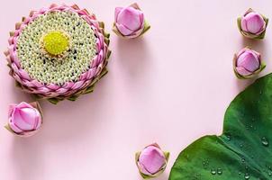 rosa lotusblütenblatt krathong für thailand loy krathong festival schmückt mit seinem pollen und seiner kronenblume auf rosa hintergrund mit lotusblüte und blatt. foto