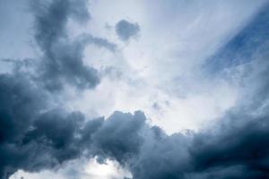 Schwarze Wolken vor Sturm und Regen foto