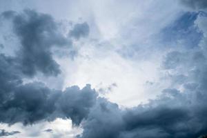 Schwarze Wolken vor Sturm und Regen foto