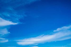 blauer Himmel mit weißen Wolken. an einem klaren Tag foto