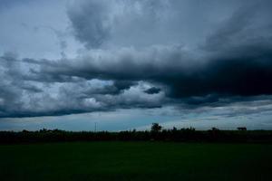 Schwarze Wolken vor Sturm und Regen foto