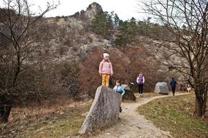 familie auf dem turold science trail, mikulov, tschechische republik lernen sie arten von steinrassen kennen. foto