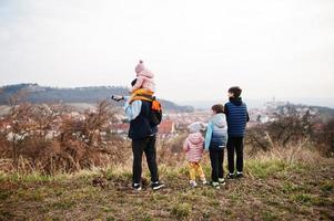 Vater mit Kindern betrachtet das Panorama der Stadt. foto