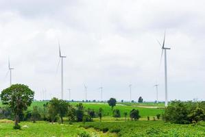 Turbine im Windpark gegen bewölkten Himmel foto