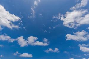 sommer blauer himmel wolkensteigung hellweißer hintergrund. schönheit klar bewölkt in sonnenschein ruhig hell sommerluft hintergrund. skyscape lebendig umwelt tag horizont skyline aussicht spring foto