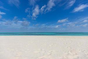 nahaufnahme sandstrand wellen und blauer sommerhimmel. Panorama-Strandlandschaft. leerer tropischer strand und seelandschaft, horizont. strahlend blauer Himmel, weicher Sand, Ruhe, ruhiges Meer, entspannendes Sonnenlicht, Sommer