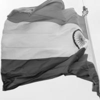 Indien-Flagge, die am Connaught-Platz mit Stolz im blauen Himmel fliegt, Indien-Flagge flattert, indische Flagge am Tag der Unabhängigkeit und Tag der Republik von Indien, indische Flagge schwenkend, indische Flaggen fliegen - schwarz und weiß foto