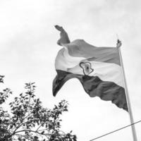 Indien-Flagge, die am Connaught-Platz mit Stolz im blauen Himmel fliegt, Indien-Flagge flattert, indische Flagge am Tag der Unabhängigkeit und Tag der Republik von Indien, indische Flagge schwenkend, indische Flaggen fliegen - schwarz und weiß foto