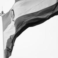 Indien-Flagge, die am Connaught-Platz mit Stolz im blauen Himmel fliegt, Indien-Flagge flattert, indische Flagge am Tag der Unabhängigkeit und Tag der Republik von Indien, indische Flagge schwenkend, indische Flaggen fliegen - schwarz und weiß foto