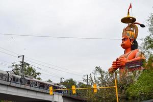 große statue von lord hanuman in der nähe der metro-brücke von delhi in der nähe von karol bagh, delhi, indien, lord hanuman große statue, die den himmel berührt foto