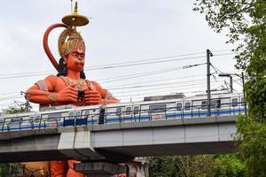 große statue von lord hanuman in der nähe der metro-brücke von delhi in der nähe von karol bagh, delhi, indien, lord hanuman große statue, die den himmel berührt foto