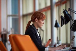 Geschäftsfrau, die im Büro am Computer arbeitet foto