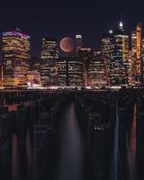 Skyline von New York City bei Nacht foto