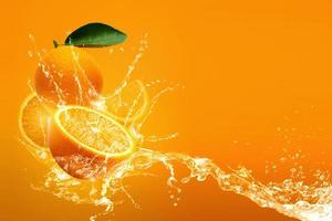 Wasser spritzt auf Orange foto