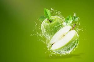 Wasser spritzt auf frischen grünen Apfel foto