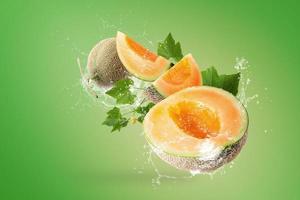 Wasser spritzt auf japanische Melonen foto