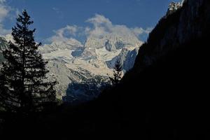 schneebedeckte berge am vorderen gosausee, gosau, oberösterreich. foto