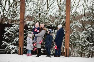 Familie mit dänischen Flaggen im Winter im Freien. reise in die skandinavischen länder. die glücklichsten Dänen. foto