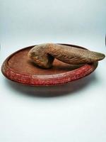 ein traditionelles werkzeug zum mahlen von gewürzen aus indonesien foto