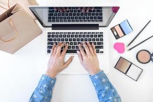 weibliche Modebloggerin, die mit einem Laptop arbeitet foto