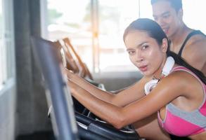 asiatisches Paar, das im Fitnessstudio trainiert