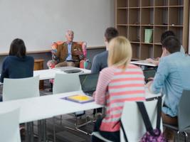 lehrer mit einer gruppe von schülern im klassenzimmer foto