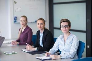 junge geschäftsleute gruppieren sich auf teambesprechung im modernen büro foto