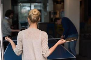 Startup-Business-Team spielt Ping-Pong-Tennis foto