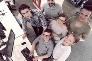 Startup-Gruppe von Geschäftsleuten, die als Team arbeiten, um eine Lösung zu finden foto